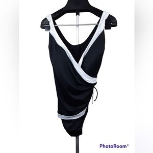 ST John's Bay Plus Size One Piece Swimsuit Black and White Size 24